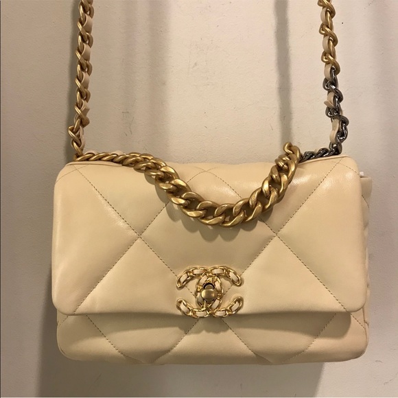 GONE 💨🚨Gorgeous soft goatskin Chanel 19 bag 🔥🎁 - Picture 6 of 10